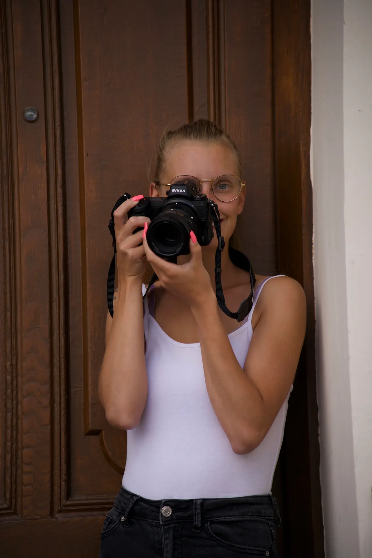 Lena Schulz – Fotografin aus Bad Kleinen – schaut durch ihre Kamera.