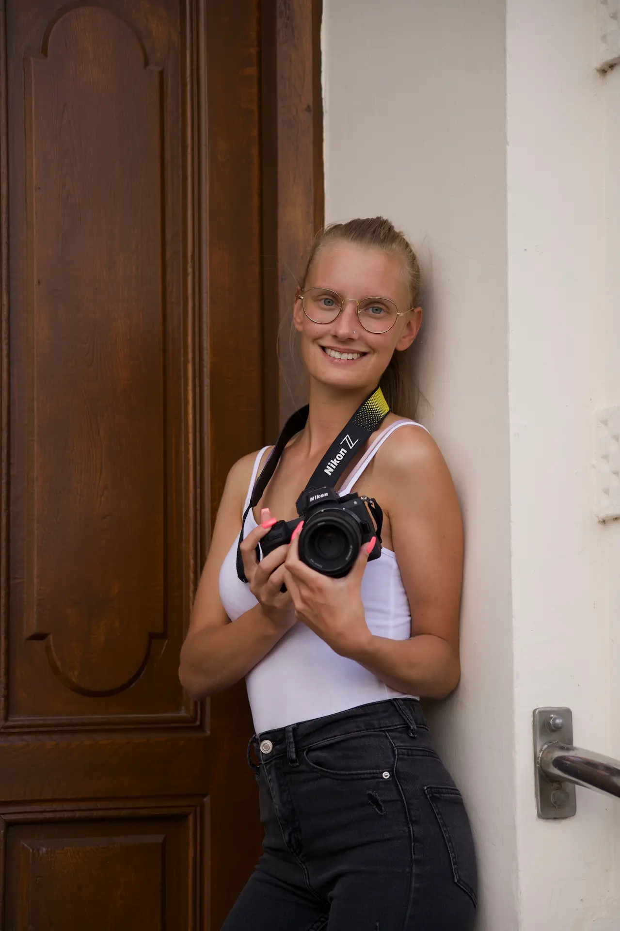 Fotografin Lena Schulz im Portrait mit ihrer Kamera.