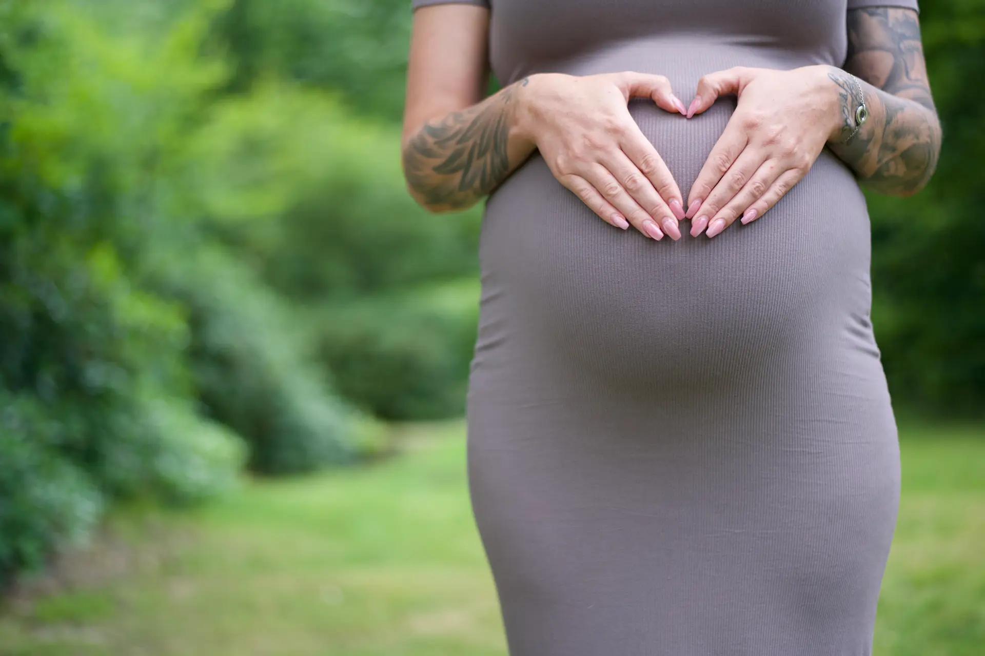 Nachaufnahme eines Babybauches.