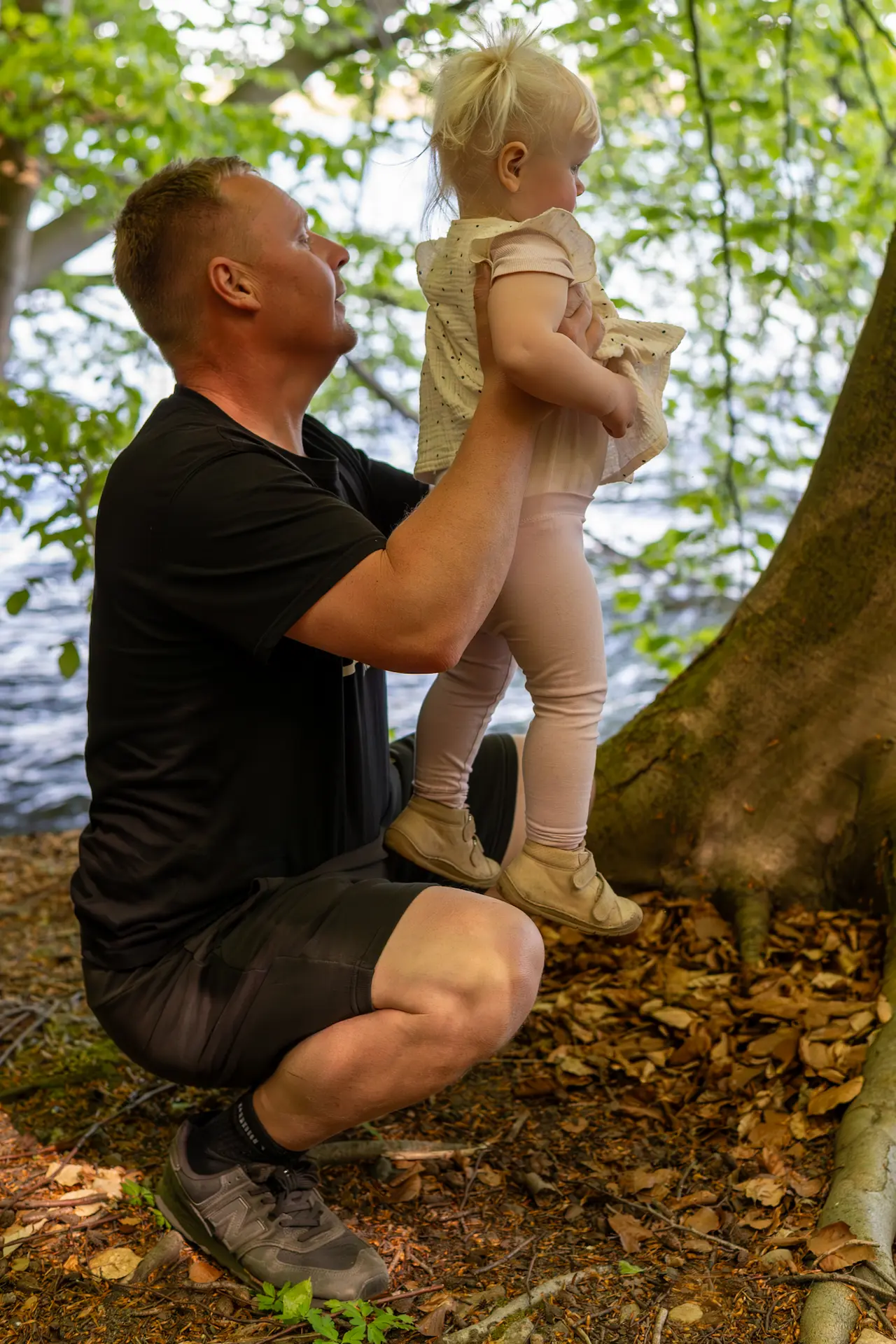 Kinder-Fotografie von einem Vater mit seinem Kind im Wald als Portrait.