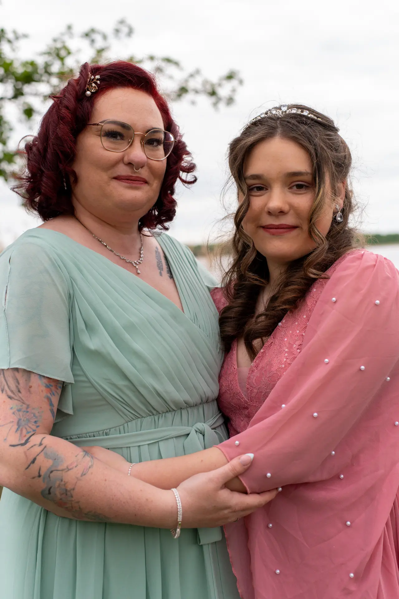 Mutter und Tochter als Familienportrait vor einem See.