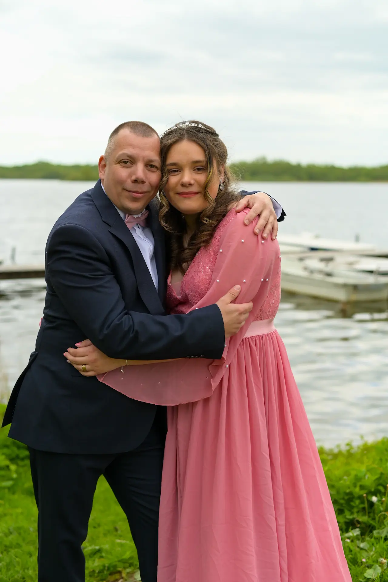 Vater und Tochter vor einem See in einem Familienportrait.