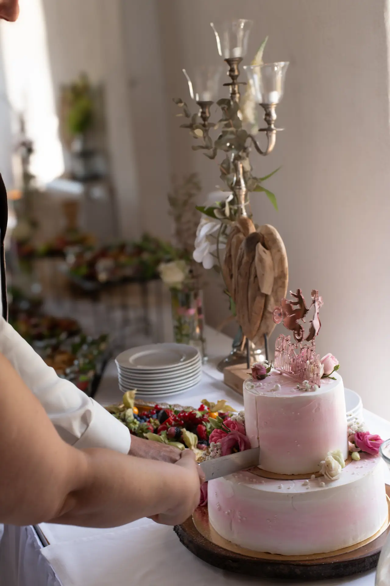 Event-Fotografie: Anschnitt einer schön verzierten Hochzeitstorte.