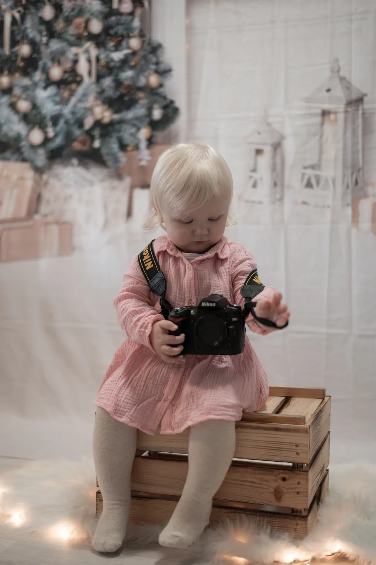 Baby mit einer professionellen Kamera in der hand.