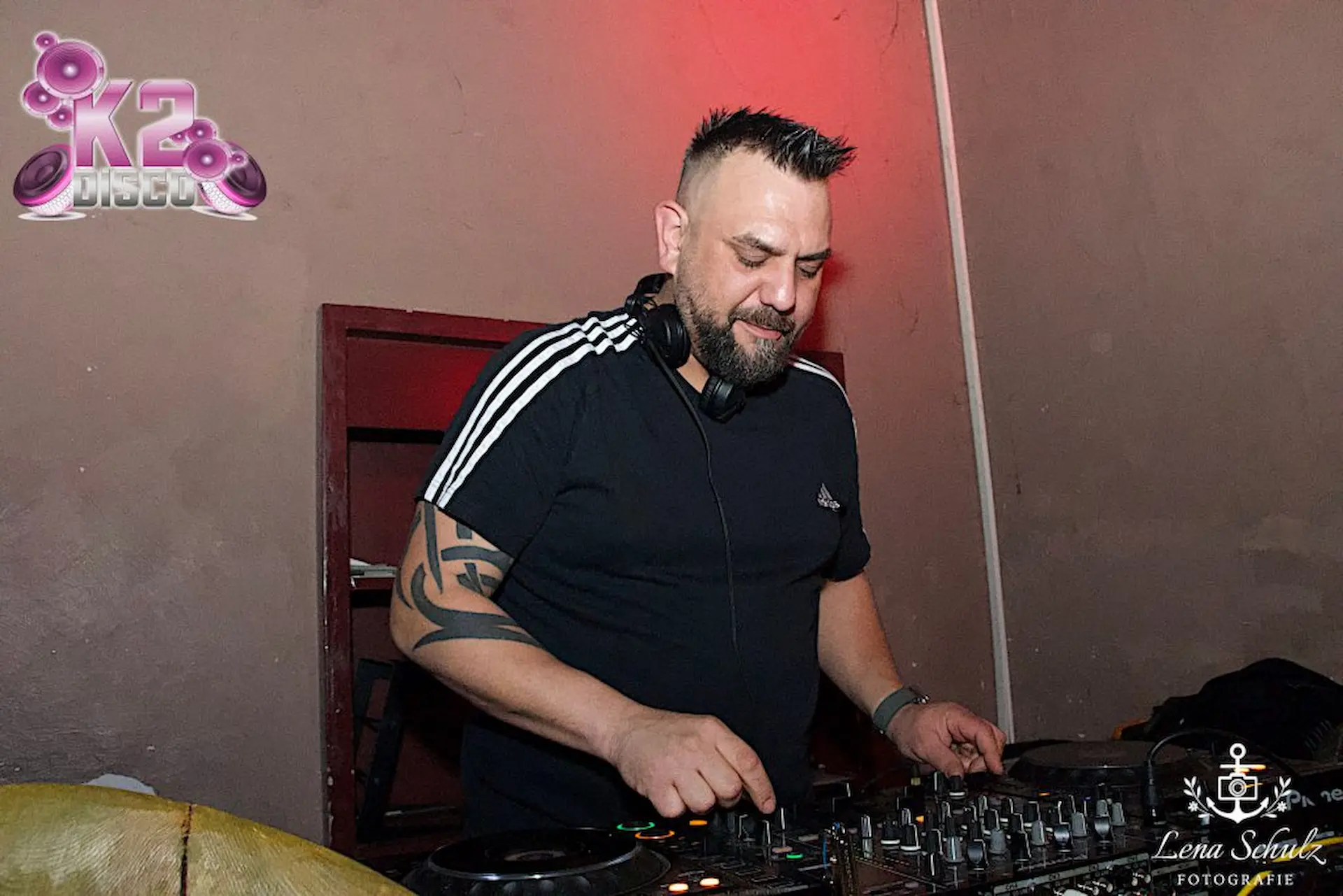 Nachaufnahme eines DJ`s am Mischpult bei einer Veranstaltung im K2.